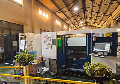 Laser cutting equipment inside the Zhongyuan manufacturing base